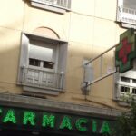 Farmacia - Calle Recogidas, Granada - green cross (Susra: Wikimedia Commons)