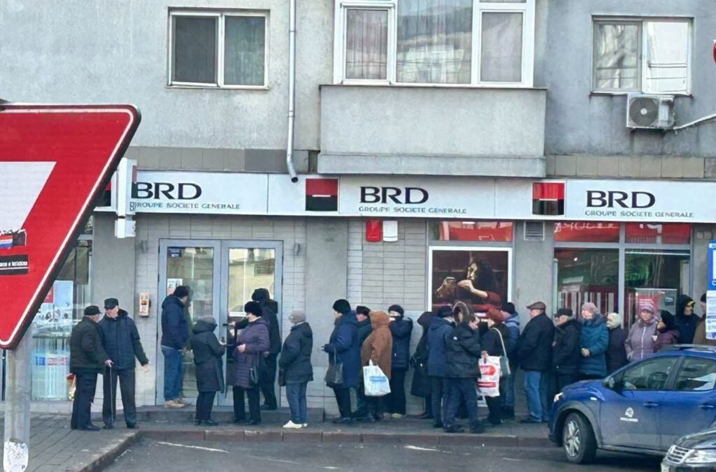 Pensionari la Coada la bancomat dupa pensie (Sursa: Poza facuta de autor)