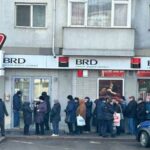 Pensionari la Coada la bancomat dupa pensie (Sursa: Poza facuta de autor)