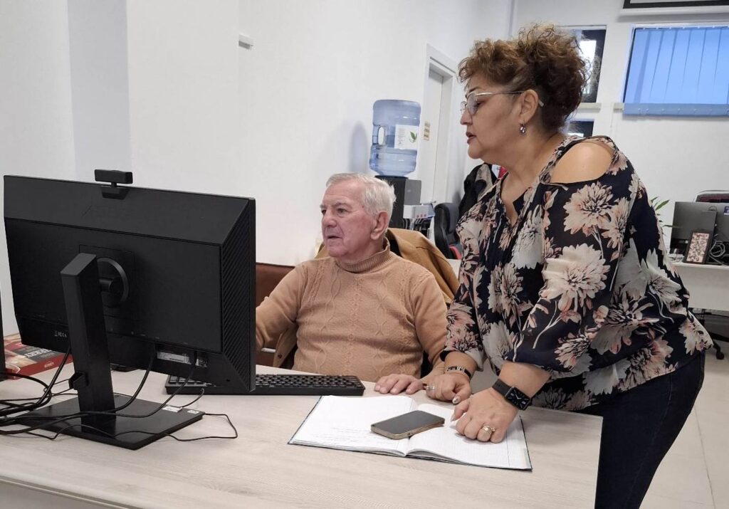 Seniori pe calculator (Sursa: Wikimedia Commons)