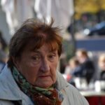 Batrana Plimbanduse prin Piata (Sursa: Image by Peter from Pixabay)