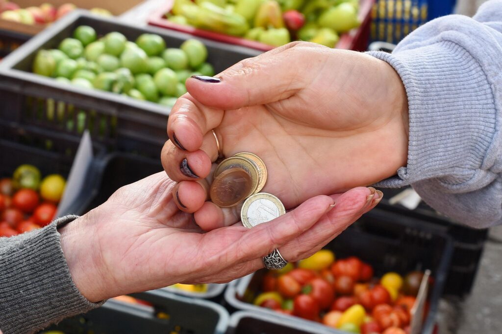 Furt pe Fata (Sursa: Wikimedia Commons)