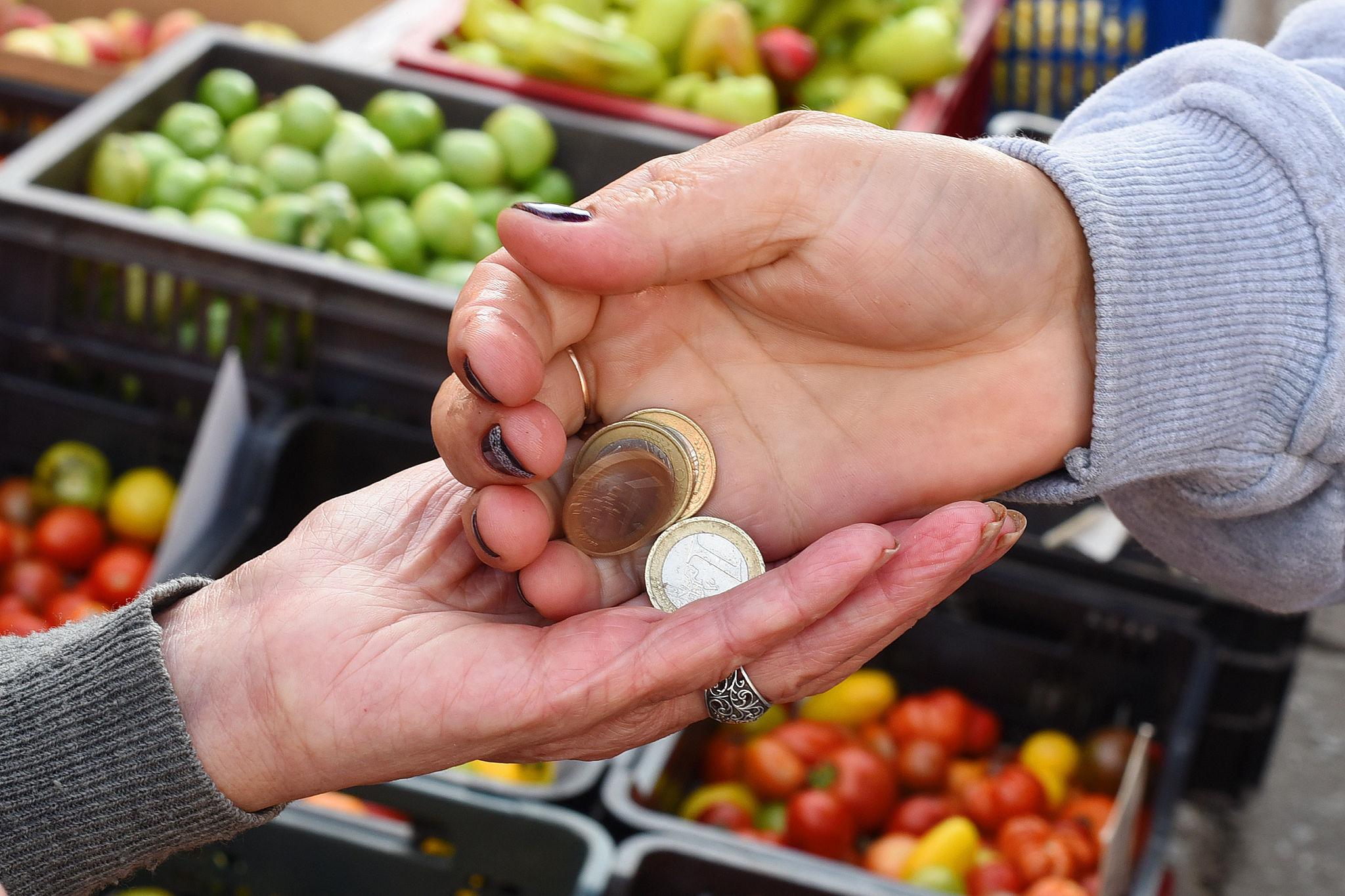 Furt pe Fata (Sursa: Wikimedia Commons)