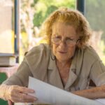 Femeie in Varsta care citeste (Sursa: Public Domain)