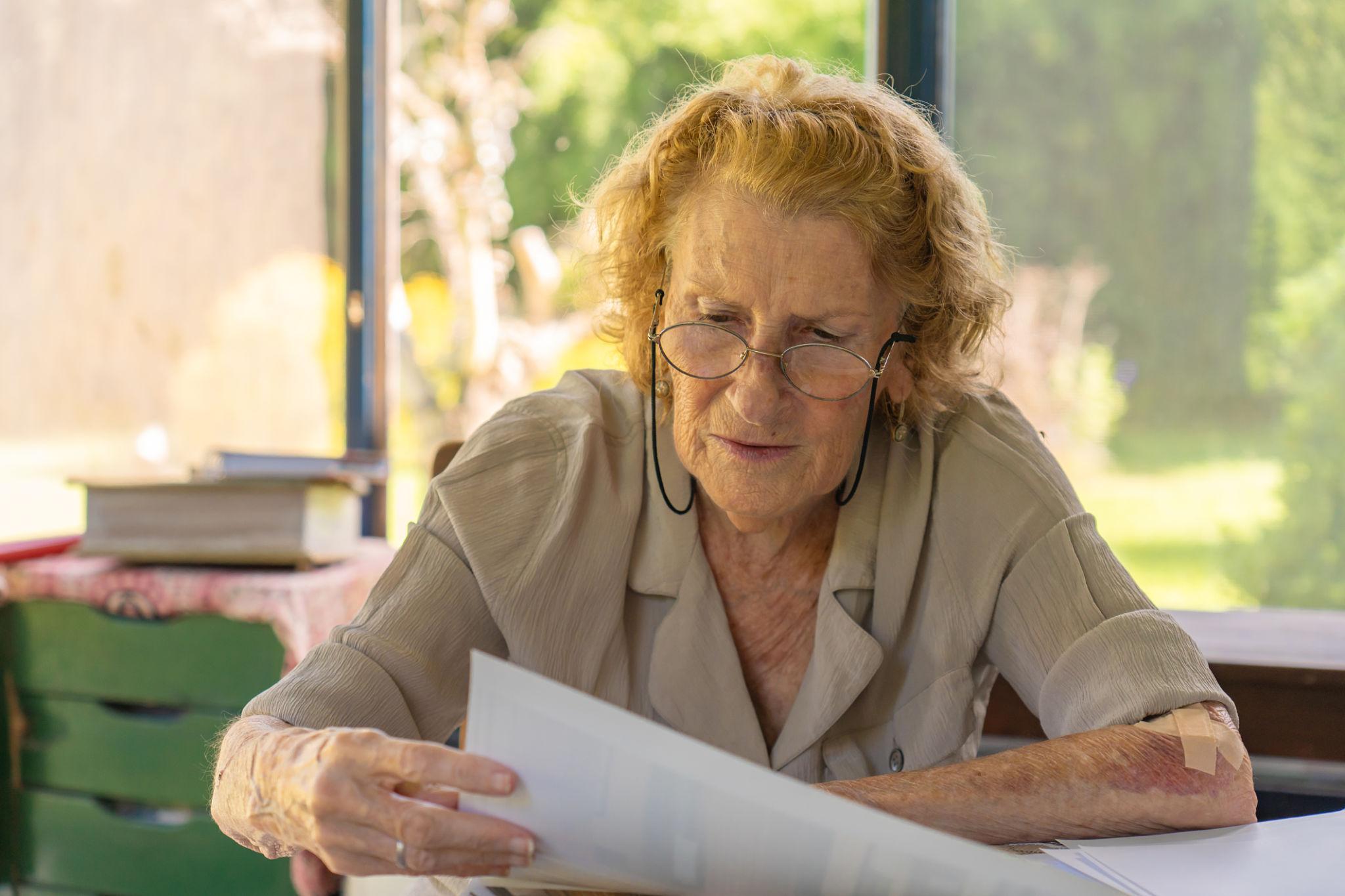 Femeie in Varsta care citeste (Sursa: Public Domain)