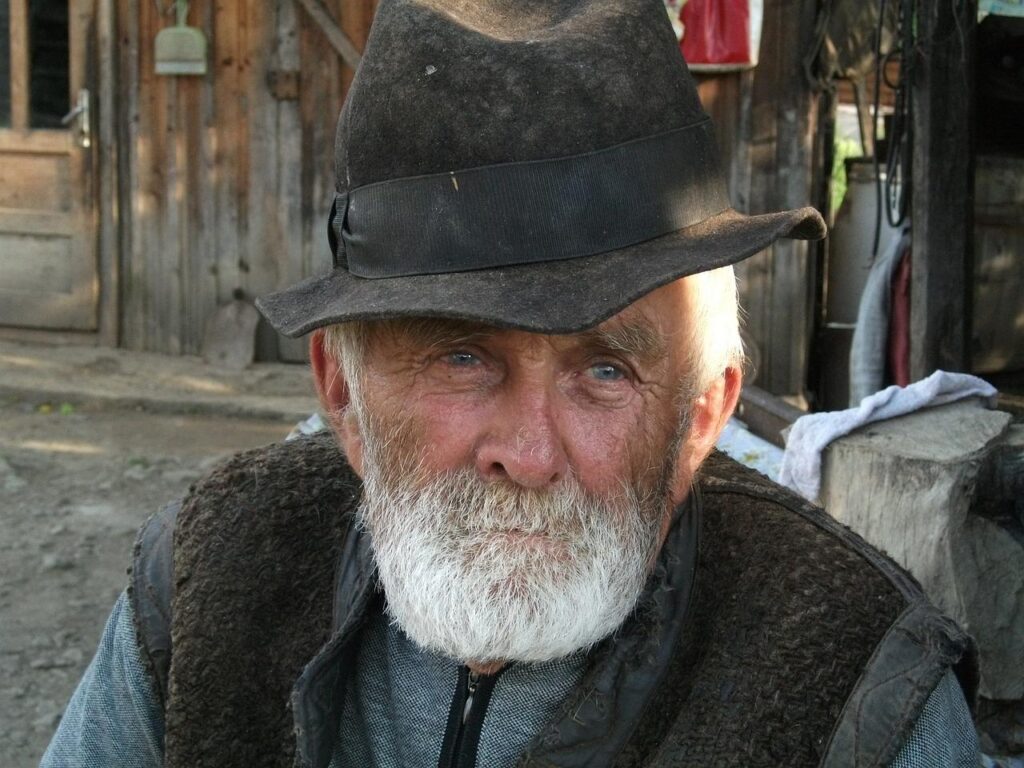 Pensionar batran mutat la tara (Sursa: Wikimedia Commons)