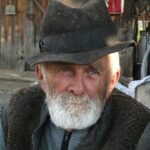Pensionar batran mutat la tara (Sursa: Wikimedia Commons)