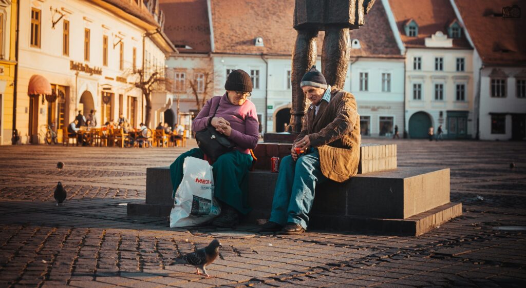 Pensionari Saraci (Sursa: Photo by Constanta Kleo on Unsplash)