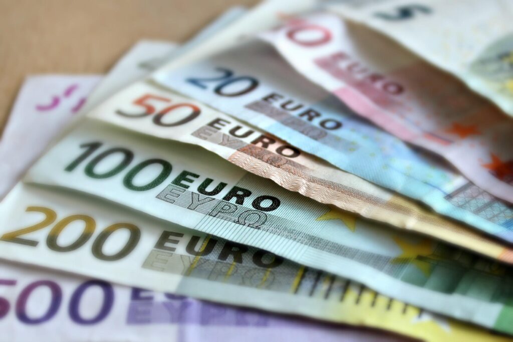 Euro: (Sursa: Image by martaposemuckel from Pixabay)